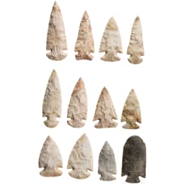 Zw&ouml;lf pal&auml;oindianische Spitzen vom Typ "St. Charles Corner Notch" aus Feuerstein, Nordamerika, Mitte 10. Jtsd. v. Chr. - 9. Jtsd. v. Chr.