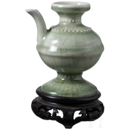 Bedeutendes und seltenes kleines Seladon-K&auml;nnchen, China, Ming-Dynastie, wohl Yongle-Periode, 14./15. Jhdt.