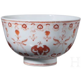 Eisenrot bemalte Schale mit Flederm&auml;usen und Daoguang-Sechszeichenmarke, China, wohl aus dieser Zeit (um 1840)
