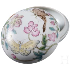 Kleine Famille-Rose-Deckeldose mit Schmetterlingen, China, wohl 19./20. Jhdt.