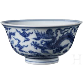 Blau-wei&szlig;e Drachenschale mit Yongzheng-Sechszeichenmarke, China, wohl Yongzheng-Periode, 18. Jhdt.