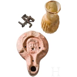 Firmenlampe mit Theatermaske, Swastikafibel aus Bronze, r&ouml;misch, dazu fr&uuml;hislamisches Glasgef&auml;&szlig;