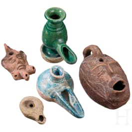 Vier &Ouml;llampen, r&ouml;misch, 2. - 4. Jhdt. (eine), Kolumbien, 500 - 1200 n. Chr. (eine), seldschukisch, 14. - 16. Jhdt. (zwei) sowie die moderne Kopie einer &Ouml;llampe aus Tunesien