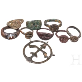 Acht antike Fingerringe und eine mittelalterliche Applik, 2. Jhdt. v Chr. - 10. Jhdt n. Chr.
