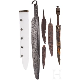 Drei fr&uuml;hmittelalterliche Messer und sechs bronzene Scheidenbeschl&auml;ge eines Sax 6. - 7. Jhdt. n. Chr. , sp&auml;tmittelalterliches Messer des 15. Jhdts. und Bauernwehr des 16. Jhdts.