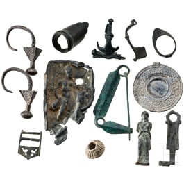 12 vorgeschichtliche und mittelalterliche Objekte, 7. Jhdt. v. Chr. - 16, Jhdt. n. Chr. und eine moderne Skulptur nach antikem Vorbild.