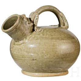 Yaozhou-Ofen Gef&auml;&szlig; mit fig&uuml;rlichem Henkel, China, wohl 19. Jhdt.