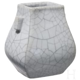 Kleine Vase mit Henkeln mit Ge-Typus Glasur, China, wohl 19. Jhdt.