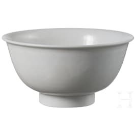 Wei&szlig; glasiertes Sch&auml;lchen mit Wanli-Marke, China, wahrscheinlich aus der sp&auml;teren Kangxi-Zeit (17./18. Jhdt.)