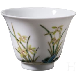 Famille-Rose Koppchen mit Bl&uuml;ten und Gedicht, China, wohl 19. Jhdt.