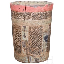 Pr&auml;kolumbischer Becher mit Reliefdekor, Maya-Kultur, sp&auml;tklassische Periode, ca. 900 n. Chr.