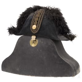Zweispitz eines k.u.k. Beamten mit Koffer, um 1900