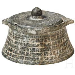 Sumerische Pyxis aus Chlorit mit Ritzverzierung, 2. Jtsd. v. Chr.