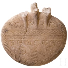 Ritzverzierte Scheibe aus Alabaster, Fragment eines fr&uuml;hbronzezeitlichen Idols, Kappadokien, Ende 3. Jtsd. v. Chr.