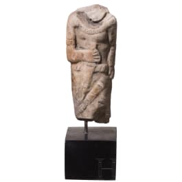 Neoassyrische Herrscherstatuette aus Alabaster, die angewinkelte Rechte an Dolchgriff, 9. Jhdt. v. Chr.