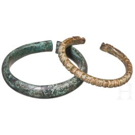 Zwei Armringe aus Bronze, Hallstattzeit und sp&auml;tr&ouml;misch, 8. Jhdt. v. Chr. und 4. Jhdt. n. Chr.