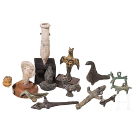 12 antike, meist fig&uuml;rliche Metallartefakte und ein fig&uuml;rliches Glasfragment, 2. H&auml;lfte 2. Jtsd. v. Chr. - 13. Jhdt. n. Chr.