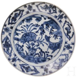 Blau-wei&szlig;er Teller, China, wohl Ming Dynastie, 15. / 16. Jhdt.