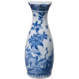 Blau-wei&szlig;e Wandvase mit Blumen und Vogel, China, wohl 18. Jhdt.