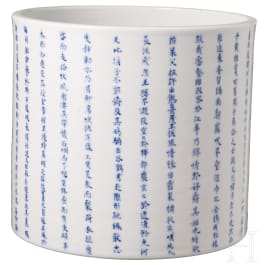 Chinesischer, blau-wei&szlig;er Pinseltopf mit Schriftzeichen mit Chengua-Marke, wohl Kangxi-Periode