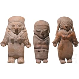 Drei gro&szlig;e pr&auml;kolumbische Tonfiguren, Ekuador, wohl 500 - 1500 n. Chr.