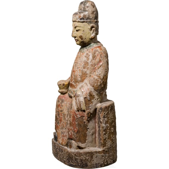 A Chinese wooden statue of an official, 18th/19th century