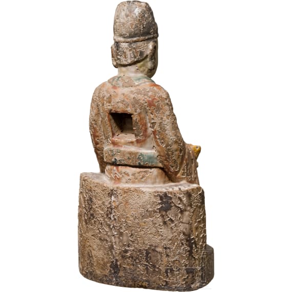 A Chinese wooden statue of an official, 18th/19th century