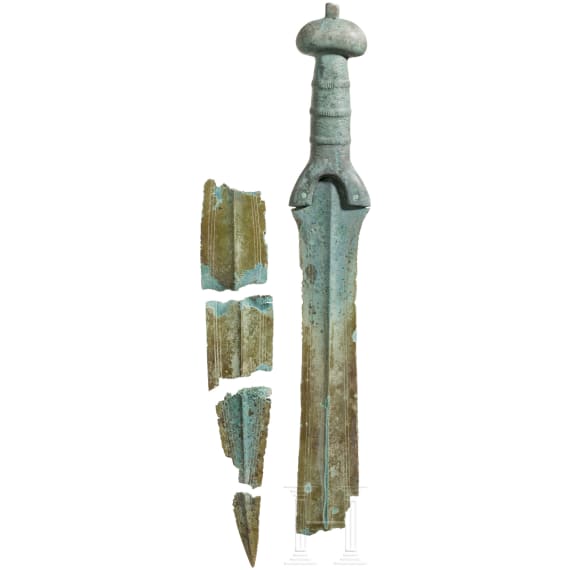 Bronzenes Dreiwulstschwert mit Rundknauf, Mitteleuropa, Spätbronzezeit, 11. - 10. Jhdt. v. Chr.