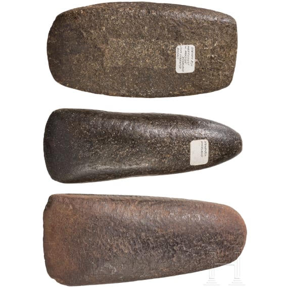 Drei neolithische Steinbeile, England und Dänemark, ca. 4700 - 2200 v. Chr.