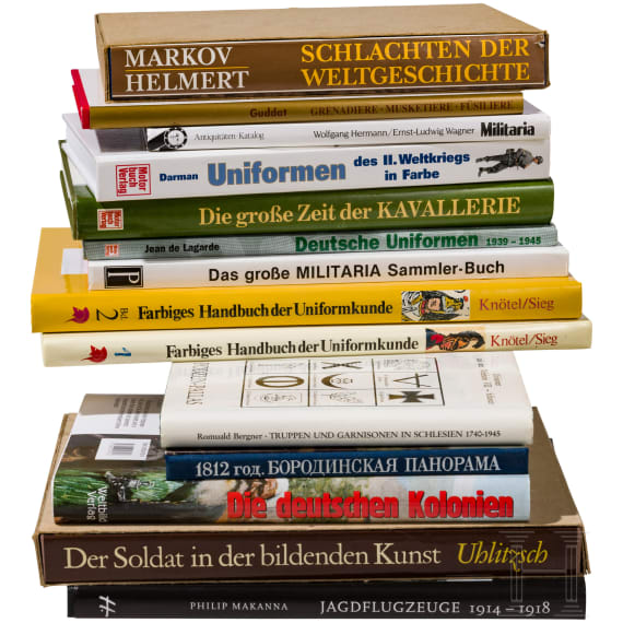 Book collection about uniforms / militaria