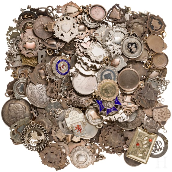 Ca. 100 pendants