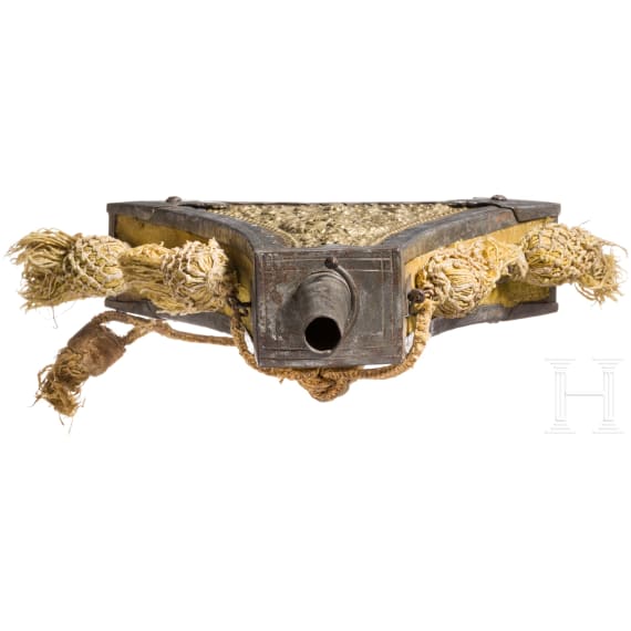 A large, deluxe German musketeer powder flask, circa 1600