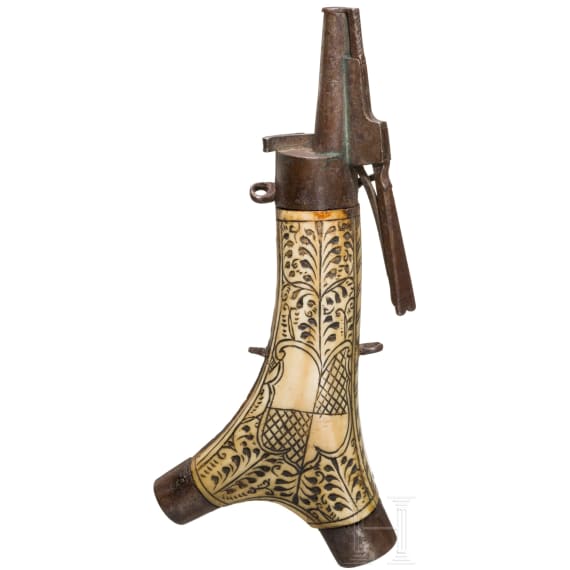 A staghorn powderflask form the armoury of the city of Ulm, ca. 1600