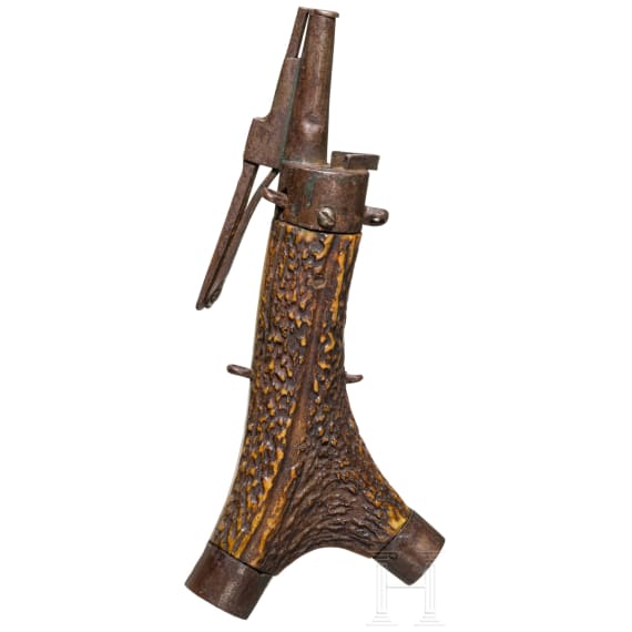 A staghorn powderflask form the armoury of the city of Ulm, ca. 1600