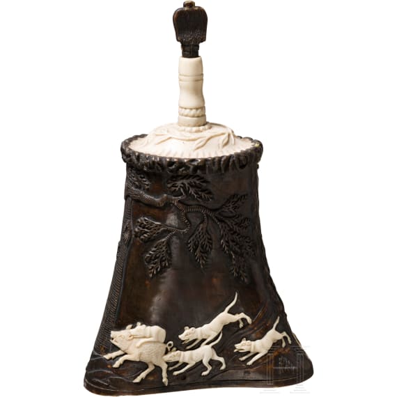 A German hunter's powder flask made of deerhorn, Lebrecht Schulz, Meiningen, circa 1820/30