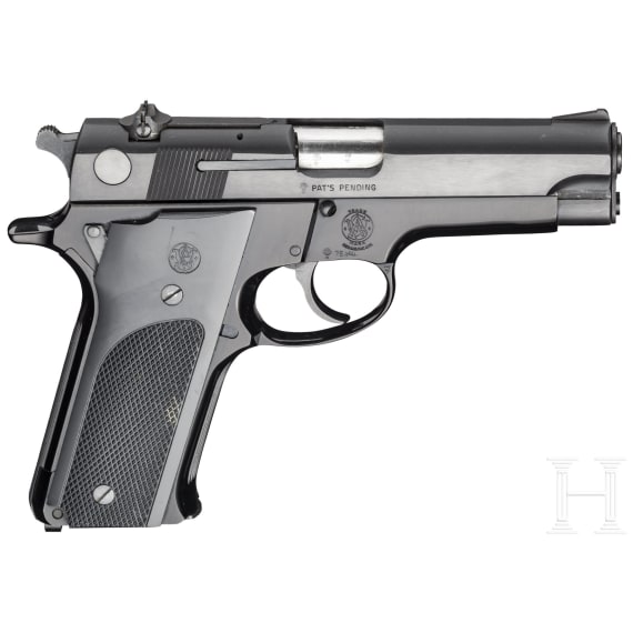 A Smith & Wesson Mod. 59, "14 Shot Autoloading Pistol" in box