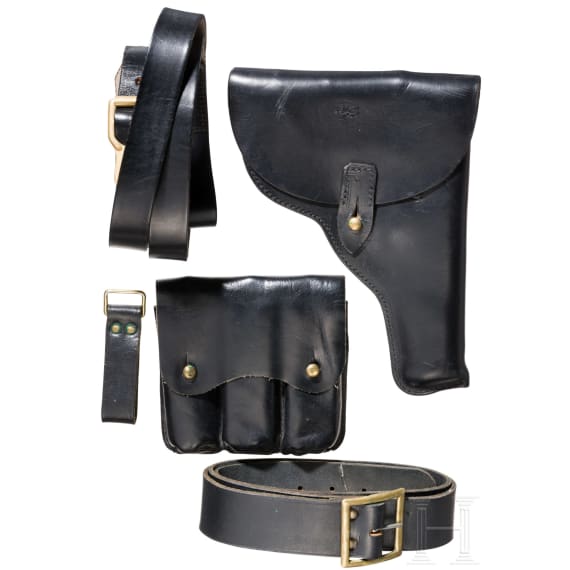 A holster with accessories for the Kongsberg Colt M1914 (replicas)