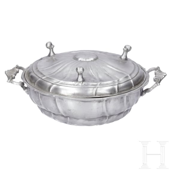 A small German tureen and a salt box made of pewter, circa 1800