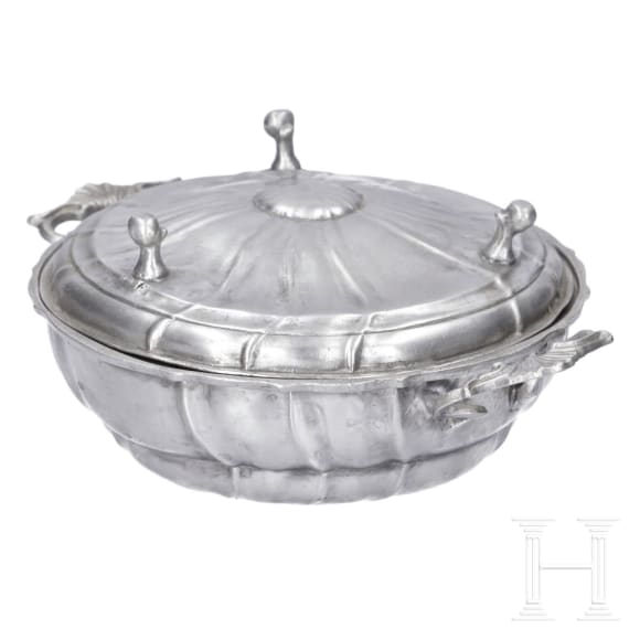 A small German tureen and a salt box made of pewter, circa 1800