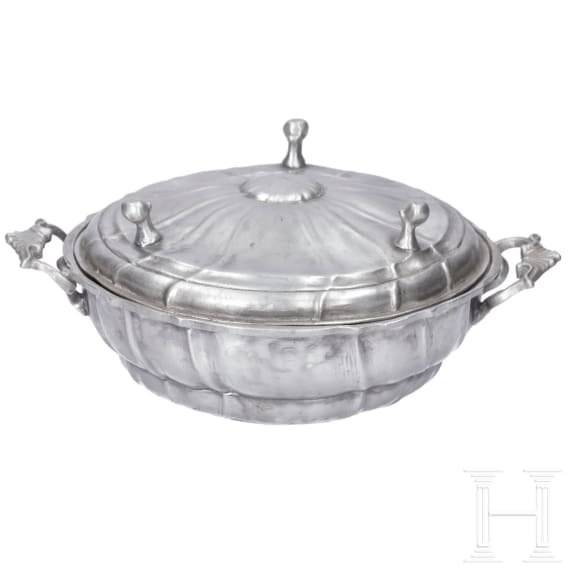 A small German tureen and a salt box made of pewter, circa 1800