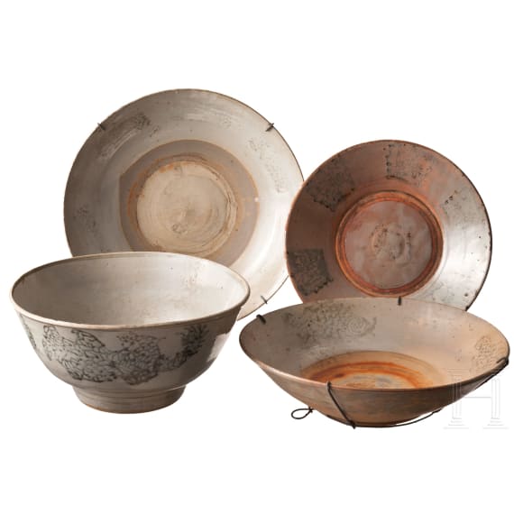 Four Chinese or Korean porcelain bowls, 18th/19th century
