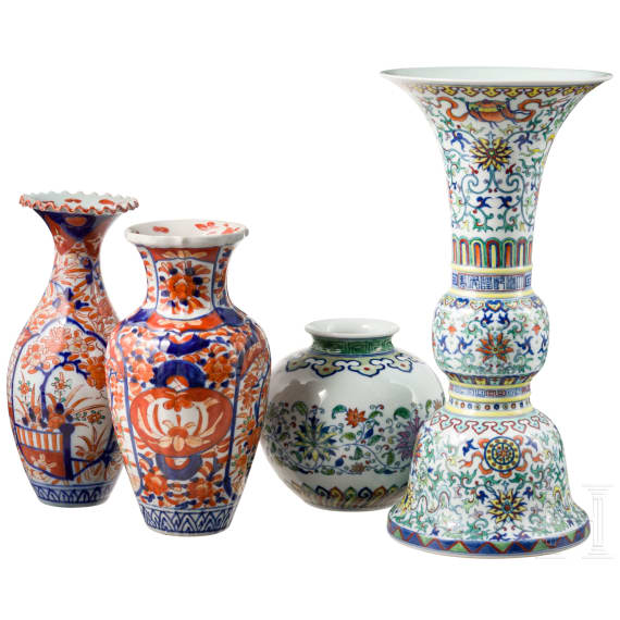 A small collection of Chinese vases, 19th/20th century