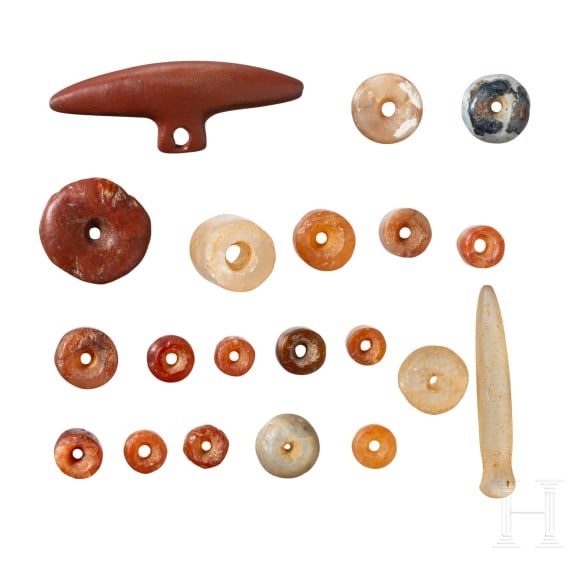 20 Neolithic flint arrowheads and pearls of a necklace from the Sahara, circa 5000 &ndash; 3000 B.C.