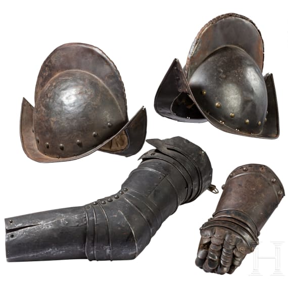 Zwei Morione, Armzeug und Hentze, Sammleranfertigungen im Stil des 16. Jhdts.