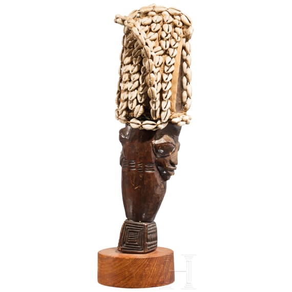 Stabaufsatz mit Kaurischmuck, Zentralafrika