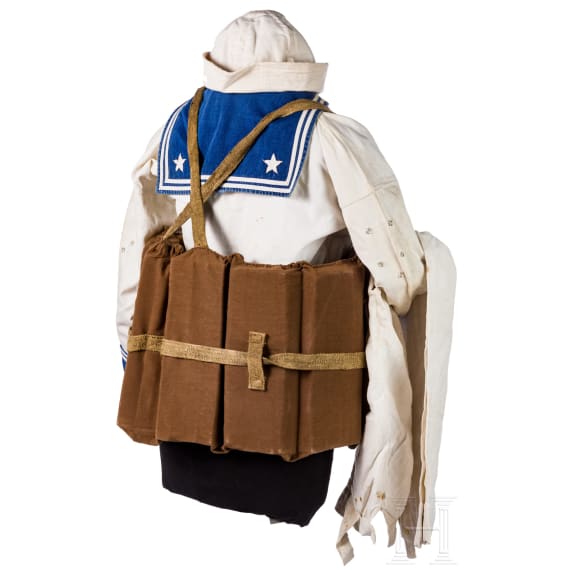 Uniformensemble eines Matrosen mit Schwimmweste, vor 1945