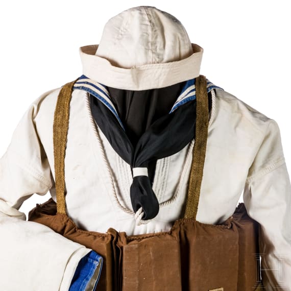 Uniformensemble eines Matrosen mit Schwimmweste, vor 1945