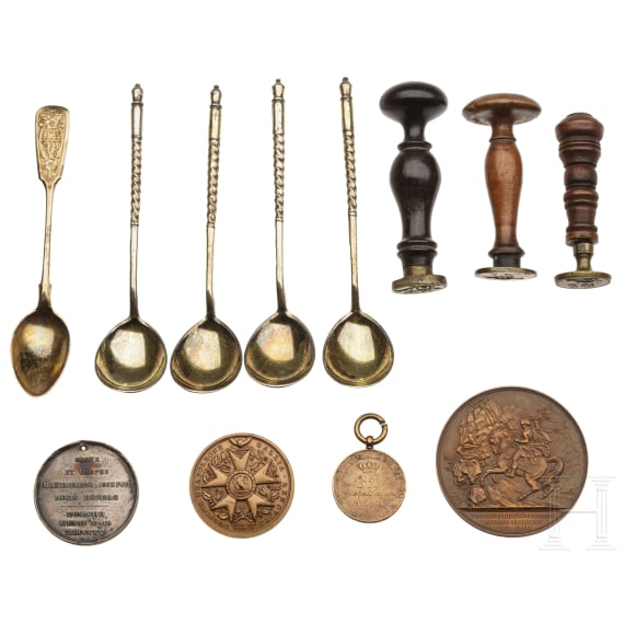 F&uuml;nf L&ouml;ffel, drei Petschaften, vier Medaillen, eine Kanone, 19. Jhdt.