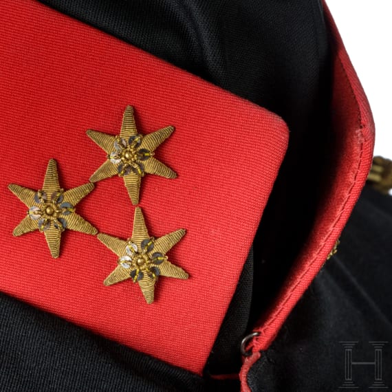 &Ouml;sterreich, zwei Uniformjacken f&uuml;r Offiziere (General und Hauptmann), 1. H&auml;lfte 20. Jahrhundert