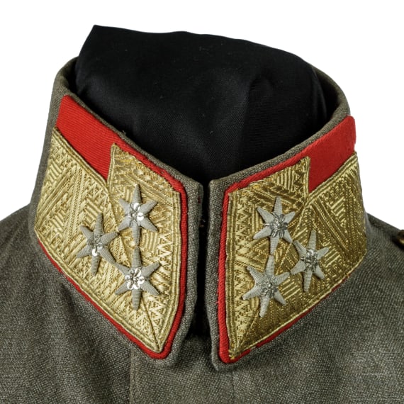 &Ouml;sterreich, zwei Uniformjacken f&uuml;r Offiziere (General und Hauptmann), 1. H&auml;lfte 20. Jahrhundert
